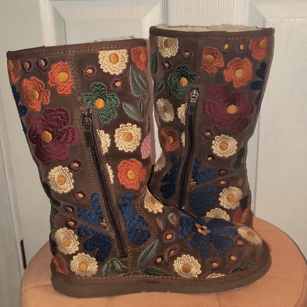 UGG Wahine Floral Embroidered Suede Boots Size 6 Rare Vintage Limited Edition - Picture 2 of 11